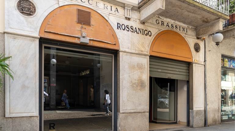 VENDESI LOCALE COMMERCIALE E 3 UFFICI AL PIANO PRI