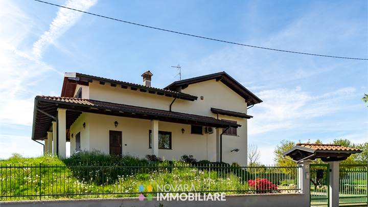 VILLA INDIPENDENTE CON GIARDINO A CARPIGNANO SESIA