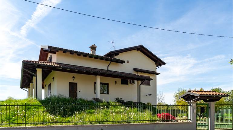Villa Sale in Carpignano Sesia (NO) via Caduti di 