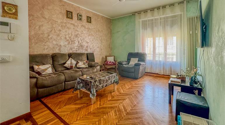 QUADRILOCALE IN VIA COTTA A NOVARA