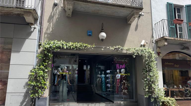 Commercial Premises / Showrooms for rent in Novara