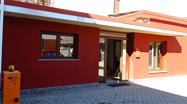 CAPANONNE CON UFFICI RISTRUTTURATI - NOVARA 