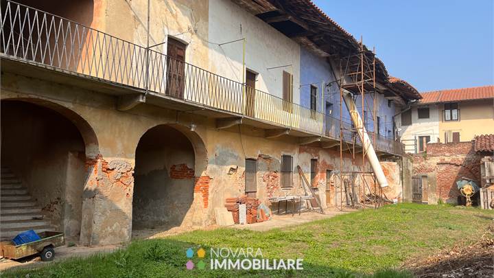 House of Character Sale in Barengo (NO) via Vittorio Emanuele 49