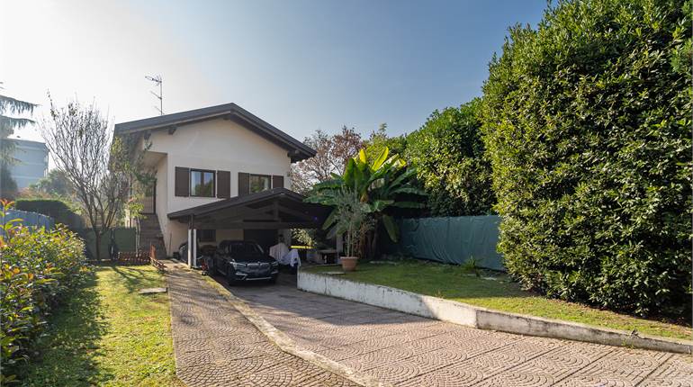 Villa for sale in Novara