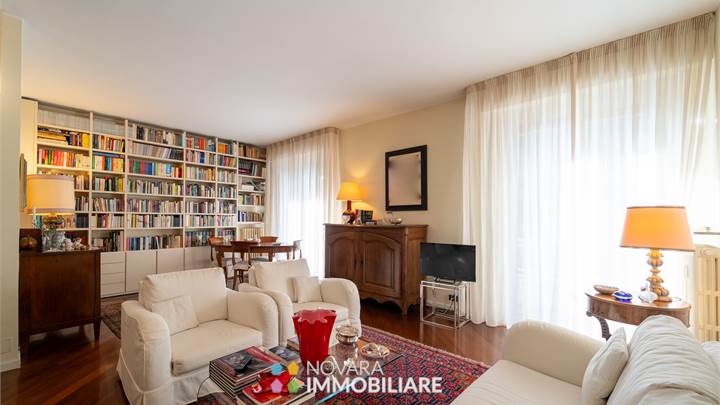 PRESTIGIOSO APPARTAMENTO CON TERRAZZI, BOX E PORTINERIA - NOVARA