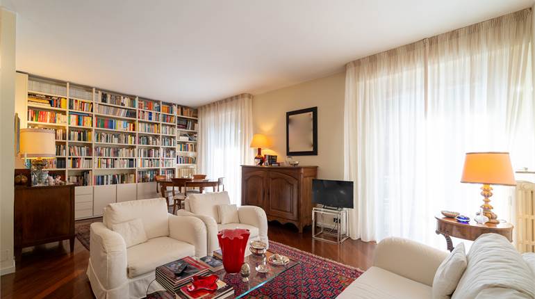 PRESTIGIOSO APPARTAMENTO CON TERRAZZI, BOX E PORTINERIA - NOVARA