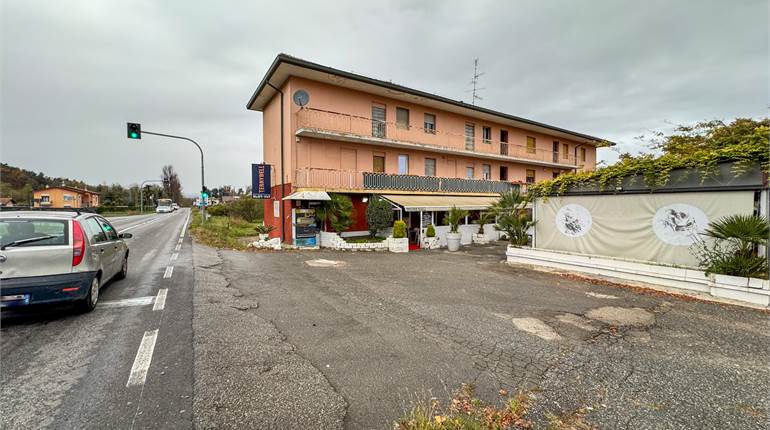 BAR GAMING HALL RESTAURANT BUSINESS LAKE MAGGIORE AREA