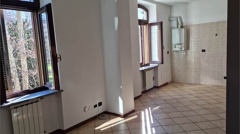 DUE LOCALI E SERVIZI SU DUE LIVELLI MANSARDATO