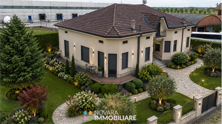 VILLA INDIPENDENTE CON GIARDINO A RECETTO