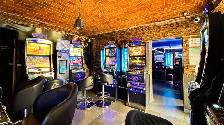 BAR GAMING HALL RESTAURANT BUSINESS LAKE MAGGIORE AREA
