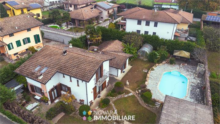 VILLA con PISCINA E GIARDINO A VICOLUNGO