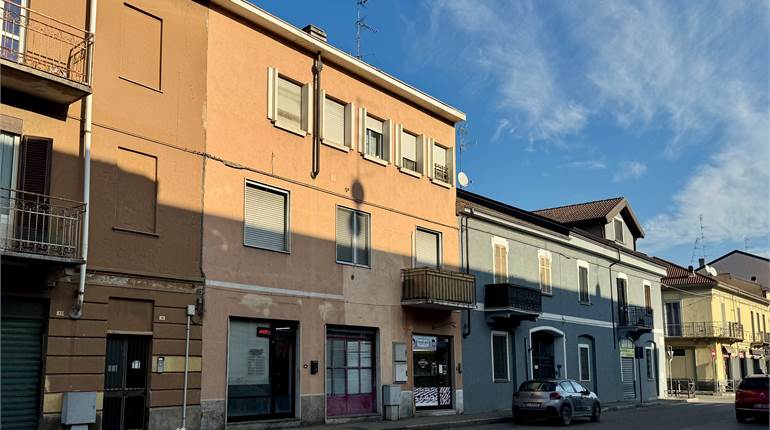 Commercial Premises / Showrooms for sale in Novara