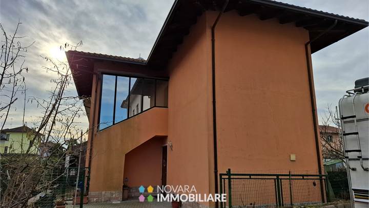 CASA SU DUE LIVELLI A CRESSA