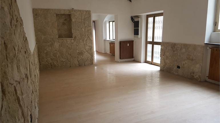 Commercial Premises / Showrooms for rent in Novara